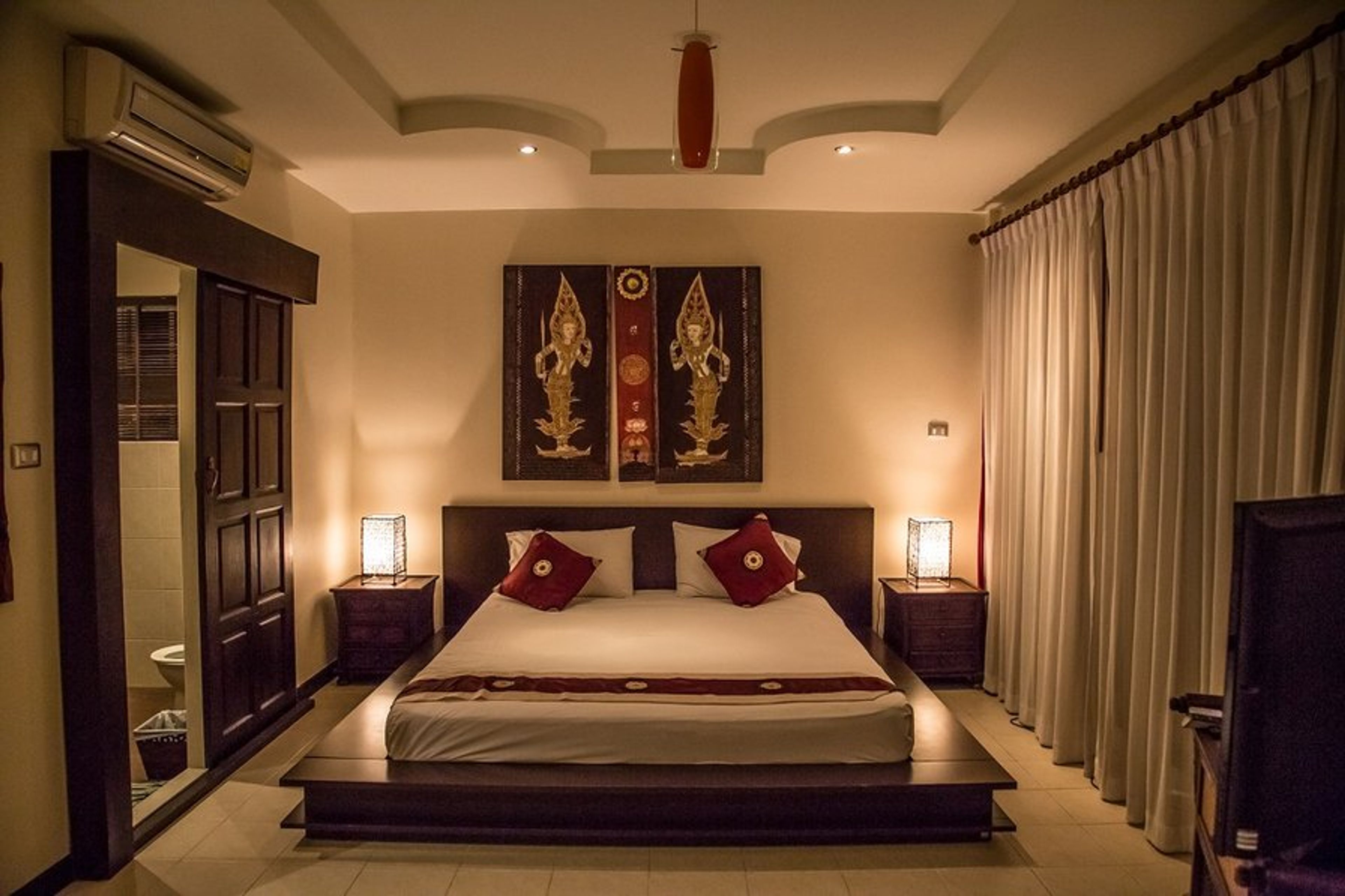 Master bedroom with AC and ensuite, balcony and access to roof terrace