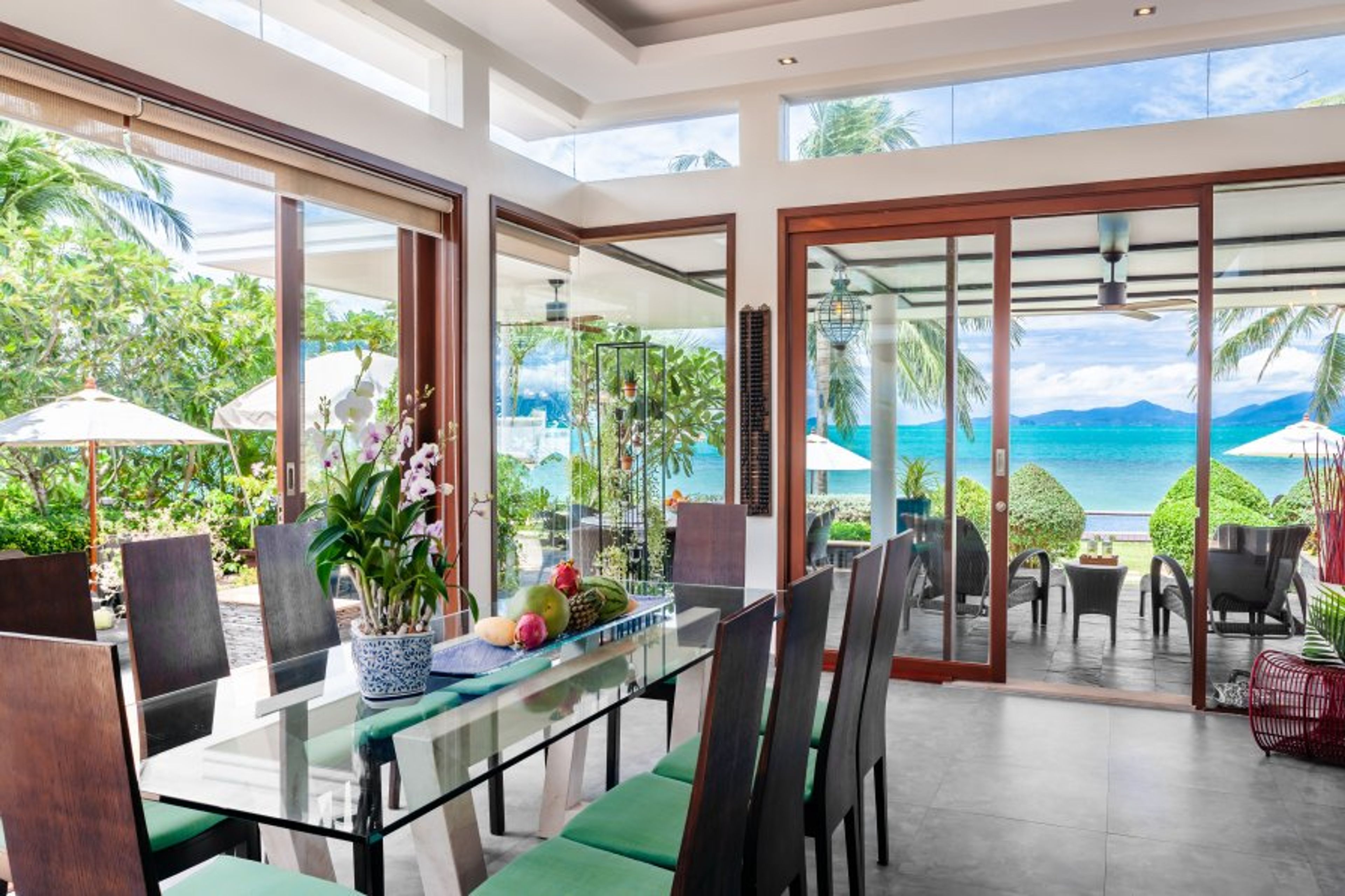 Indoor dining with seaview