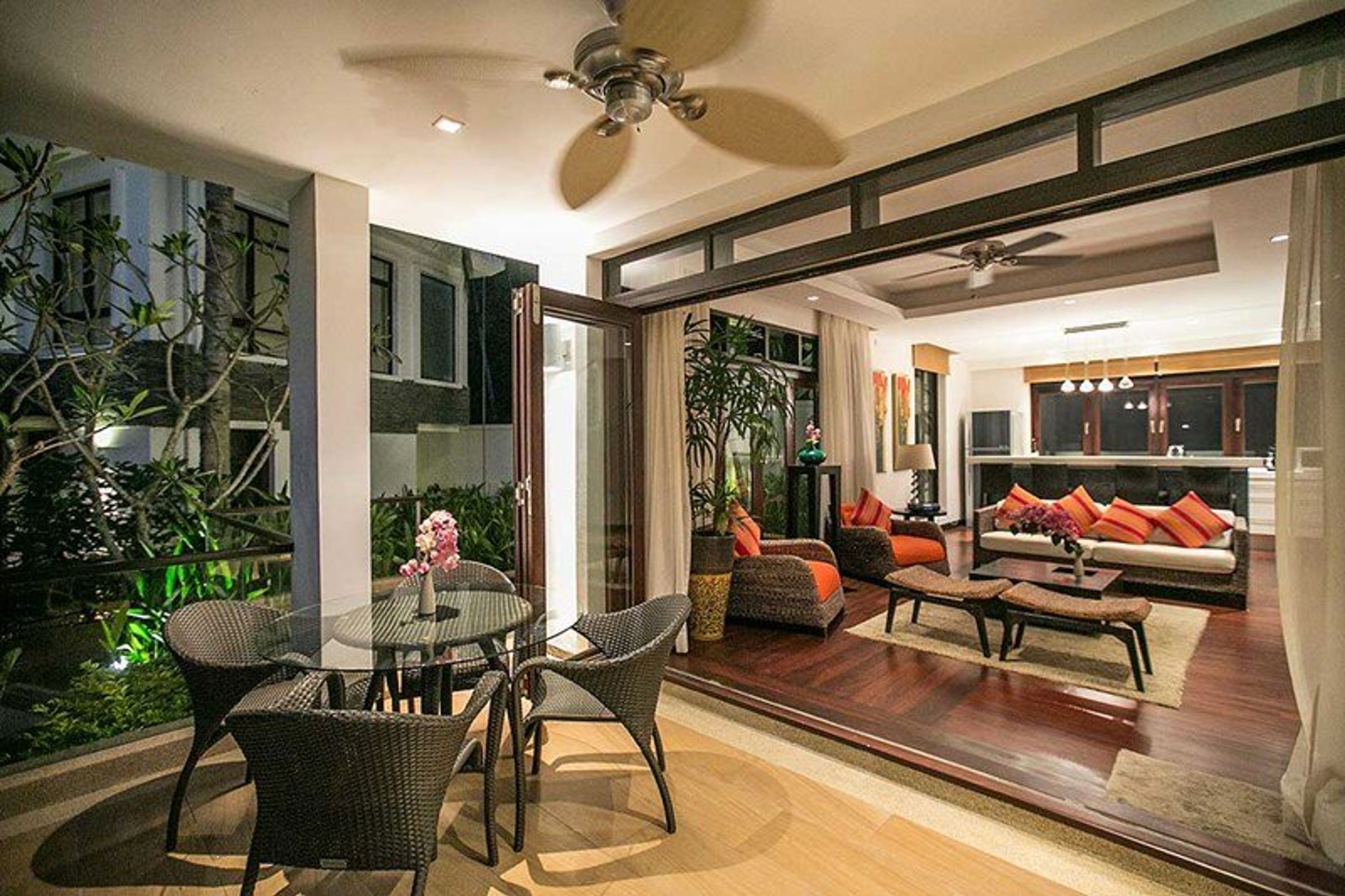 Entrance with option for outdoor dining at the terrace