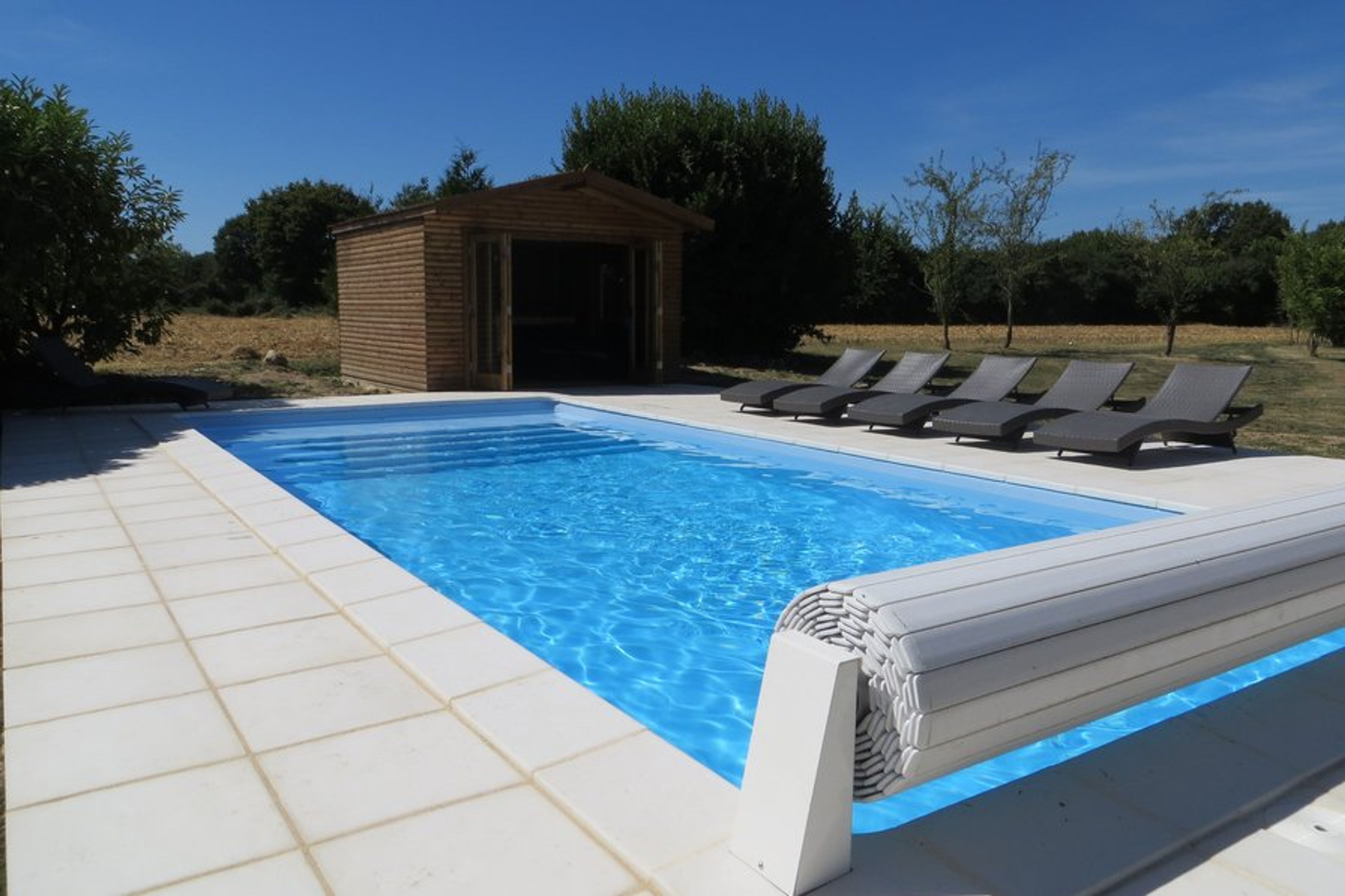Heated swimming pool with automatic water management. 9M x4M x1.5M
