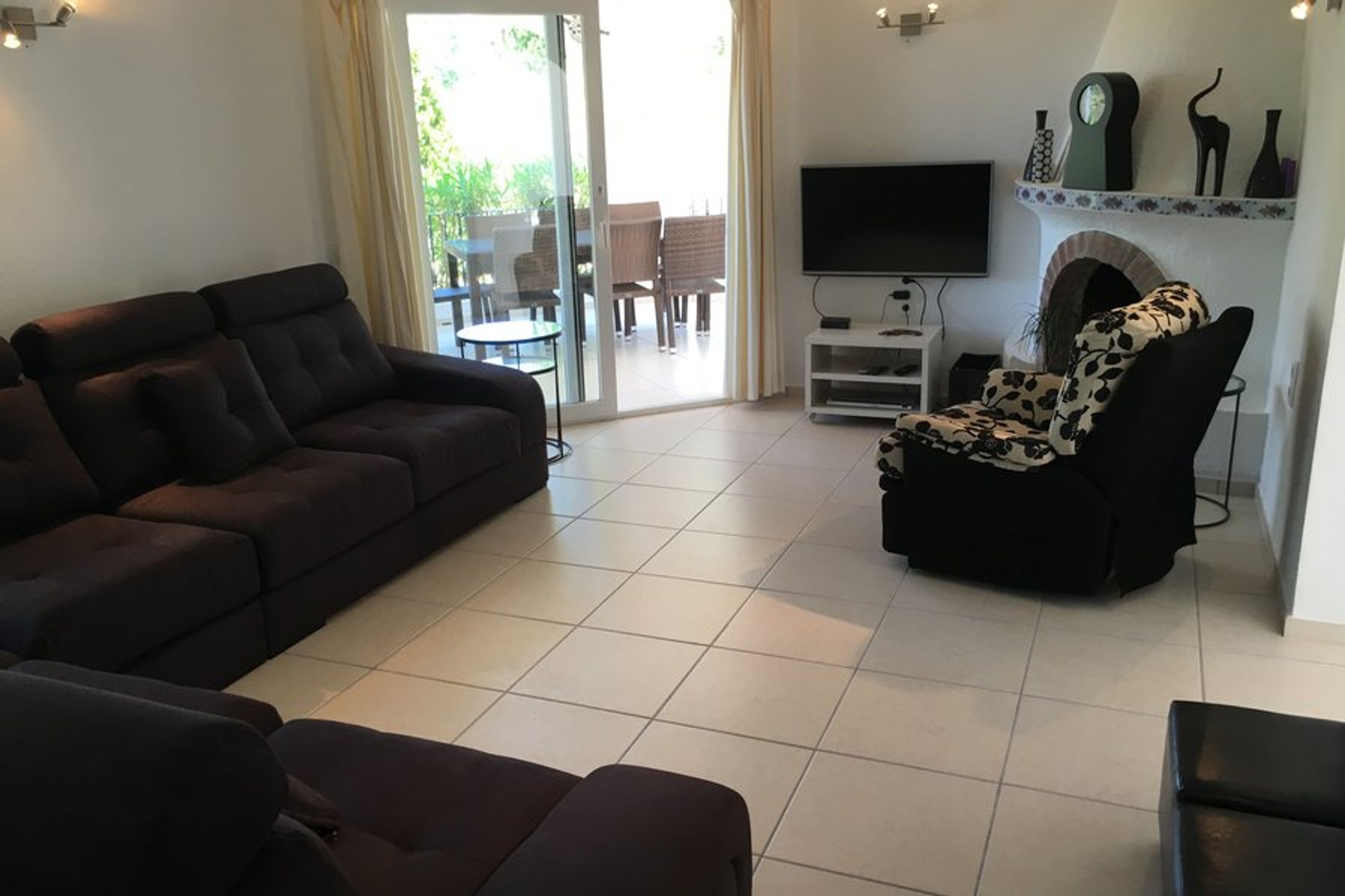 Light & airy living room. Plenty of comfortable seating. Sky TV & DVD 