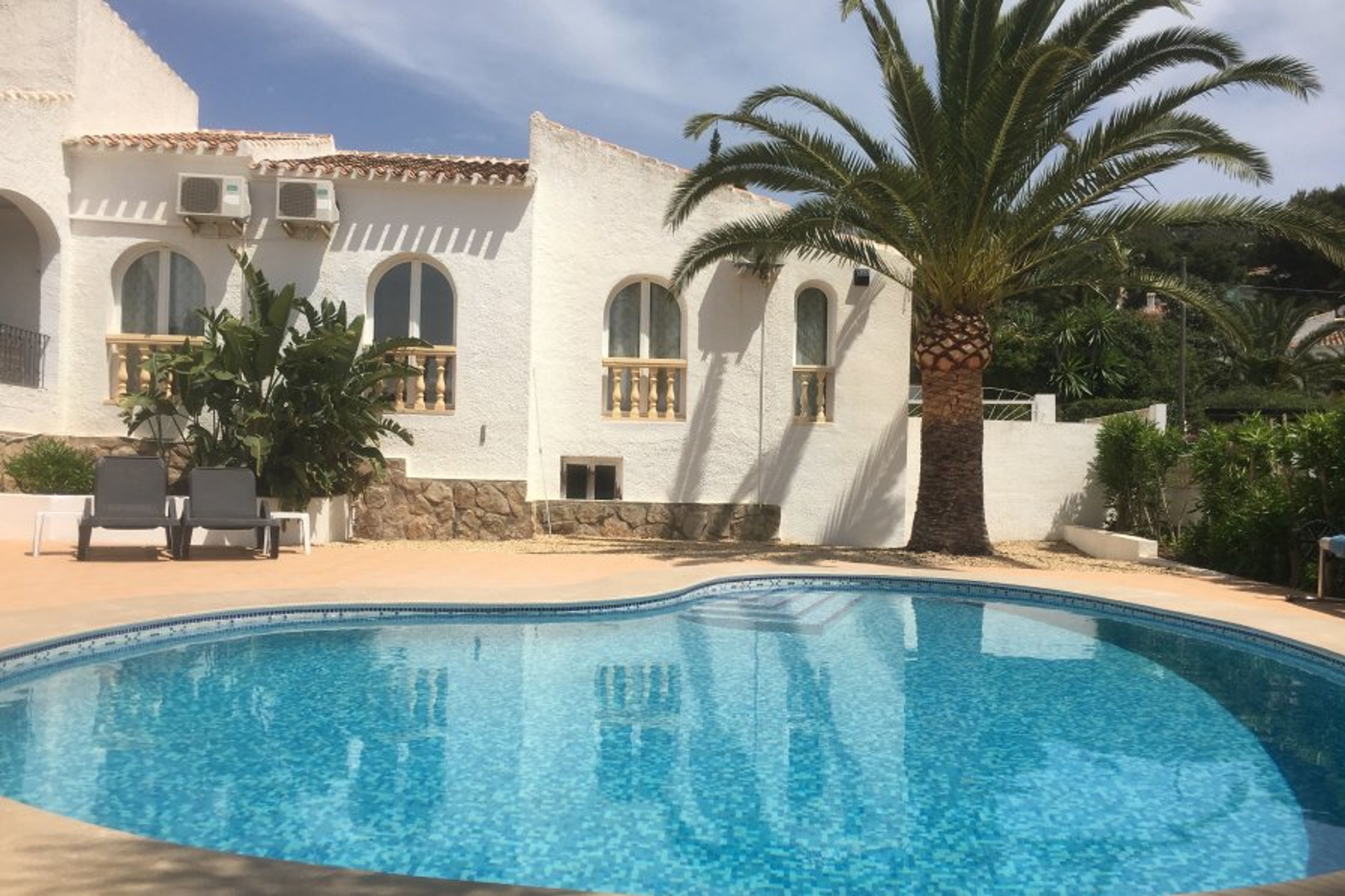 NEW ROMAN POOL STEPS AND POOL SURROUND. MAY 2018
