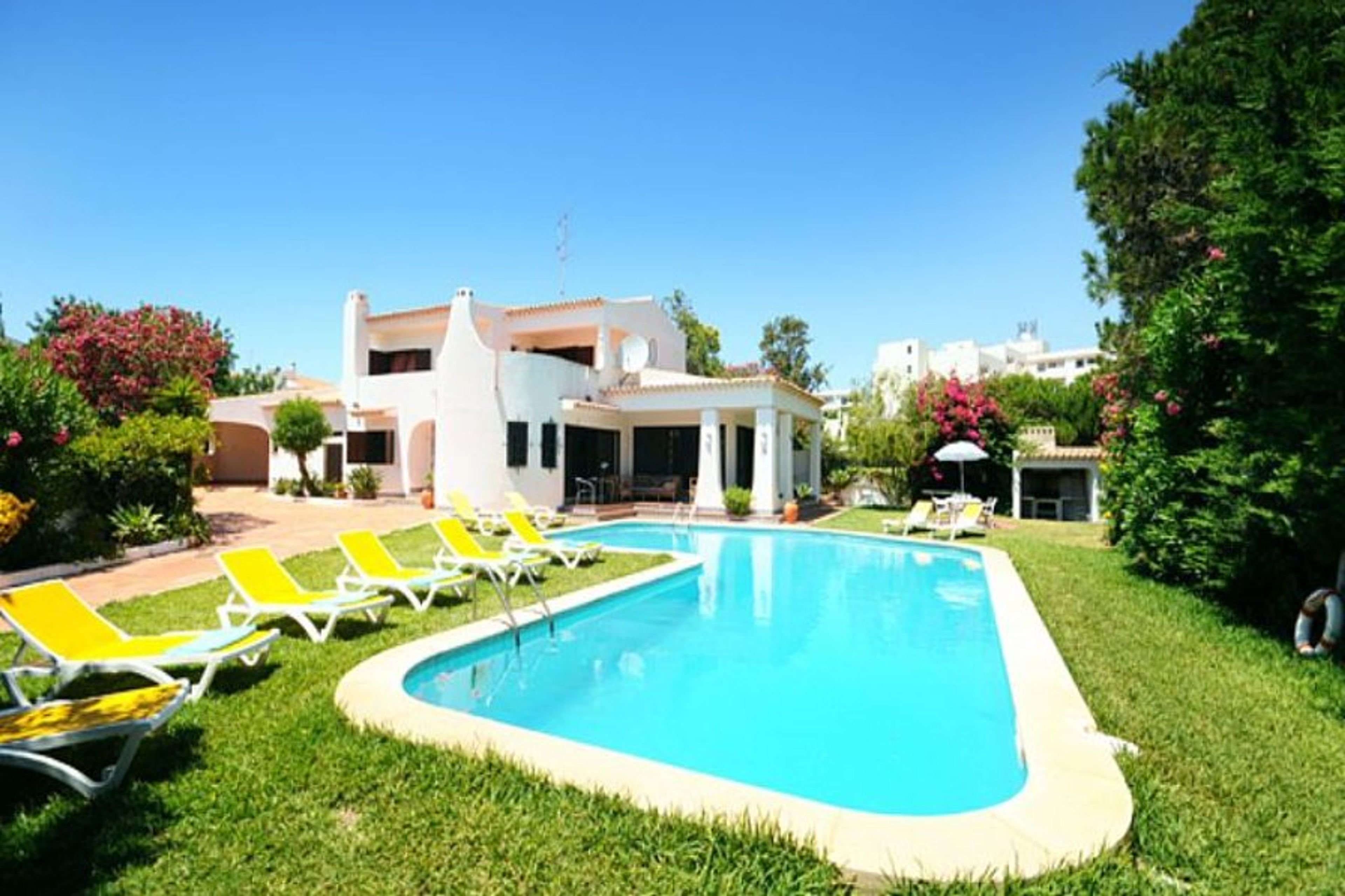 large pool with sunloungers to enjoy the sun uninterrupted throughout the day