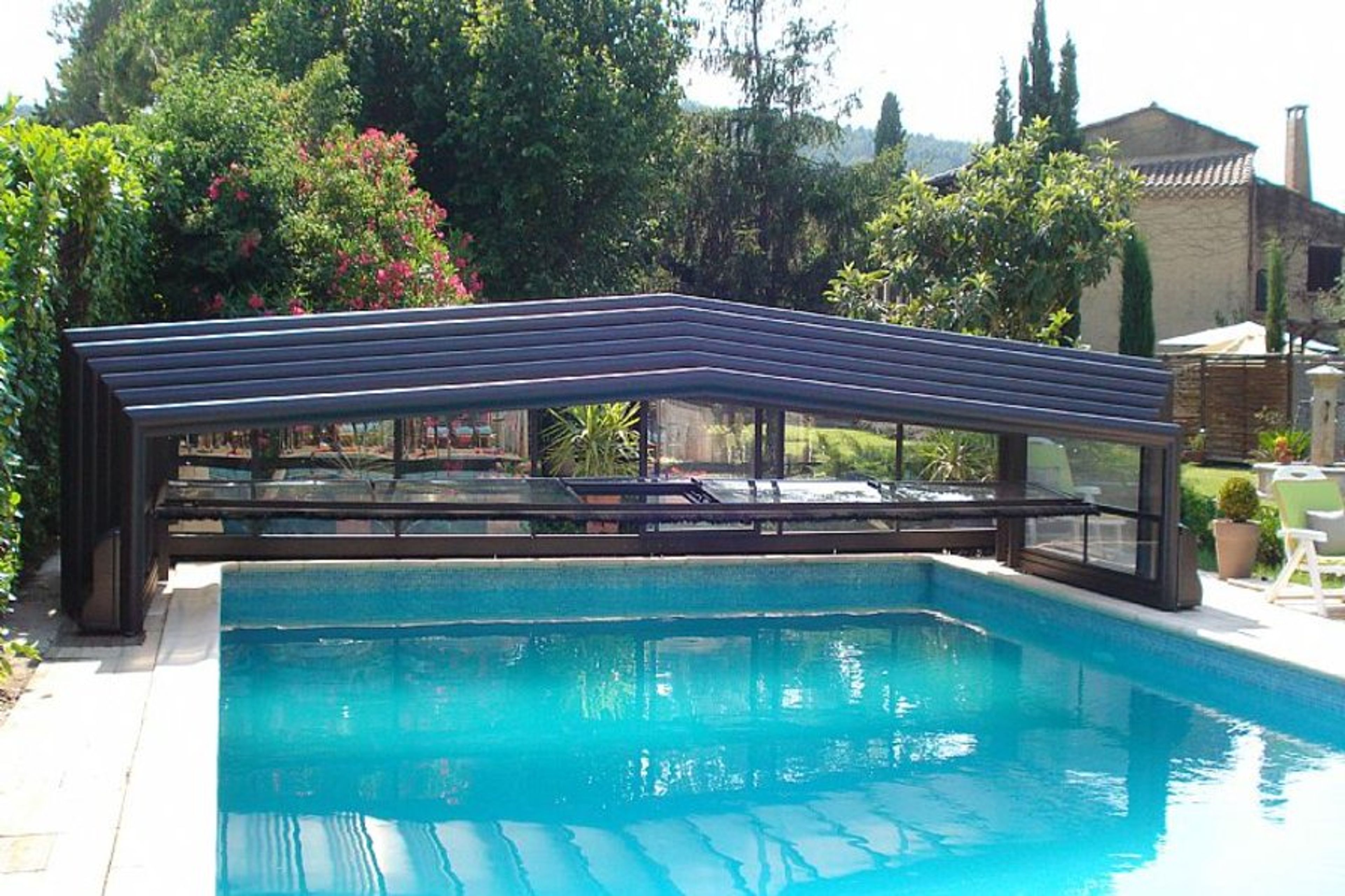 the roof open  on the pool
