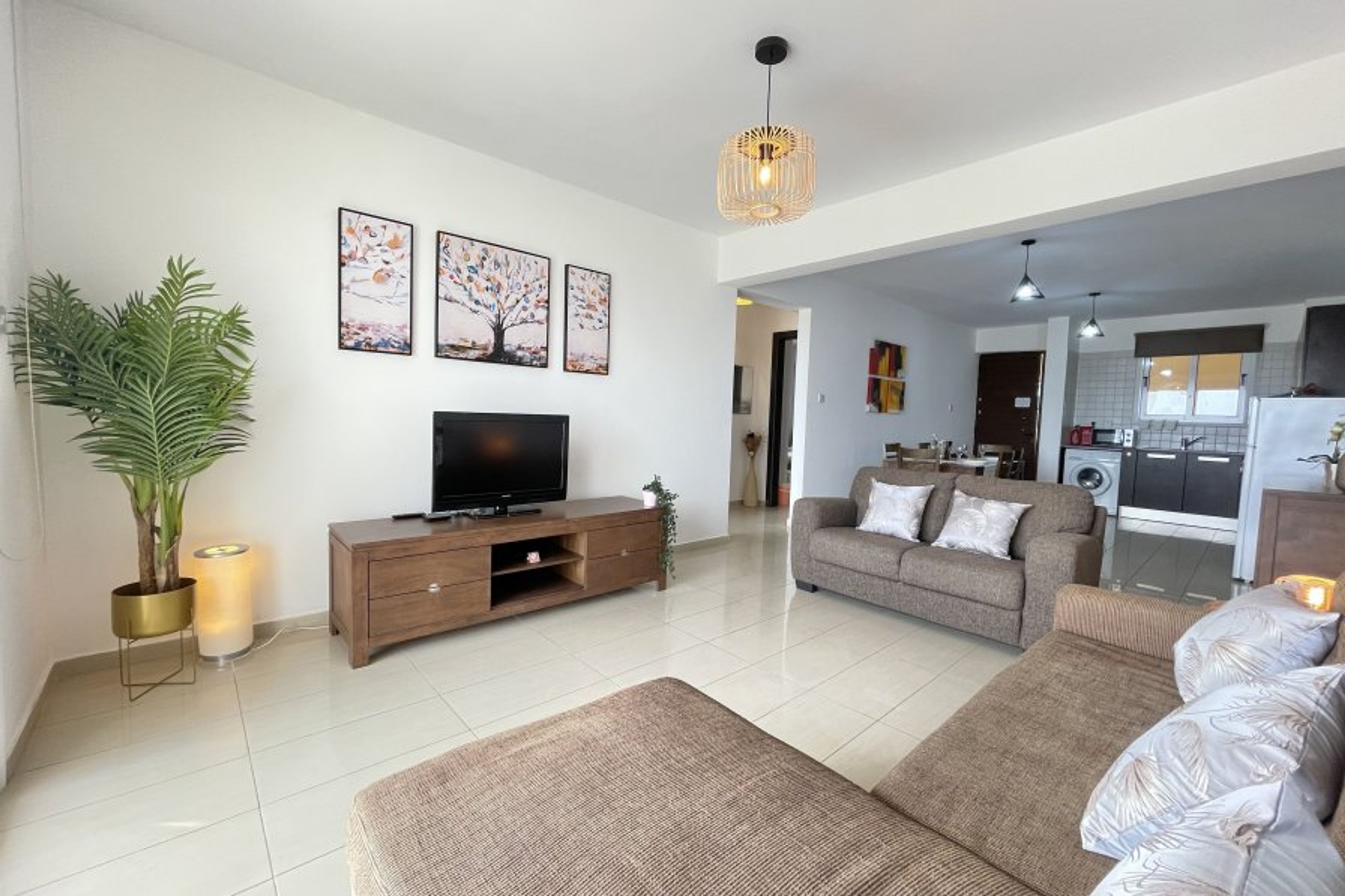 Living area with air conditioning and access to a large sun terrace.