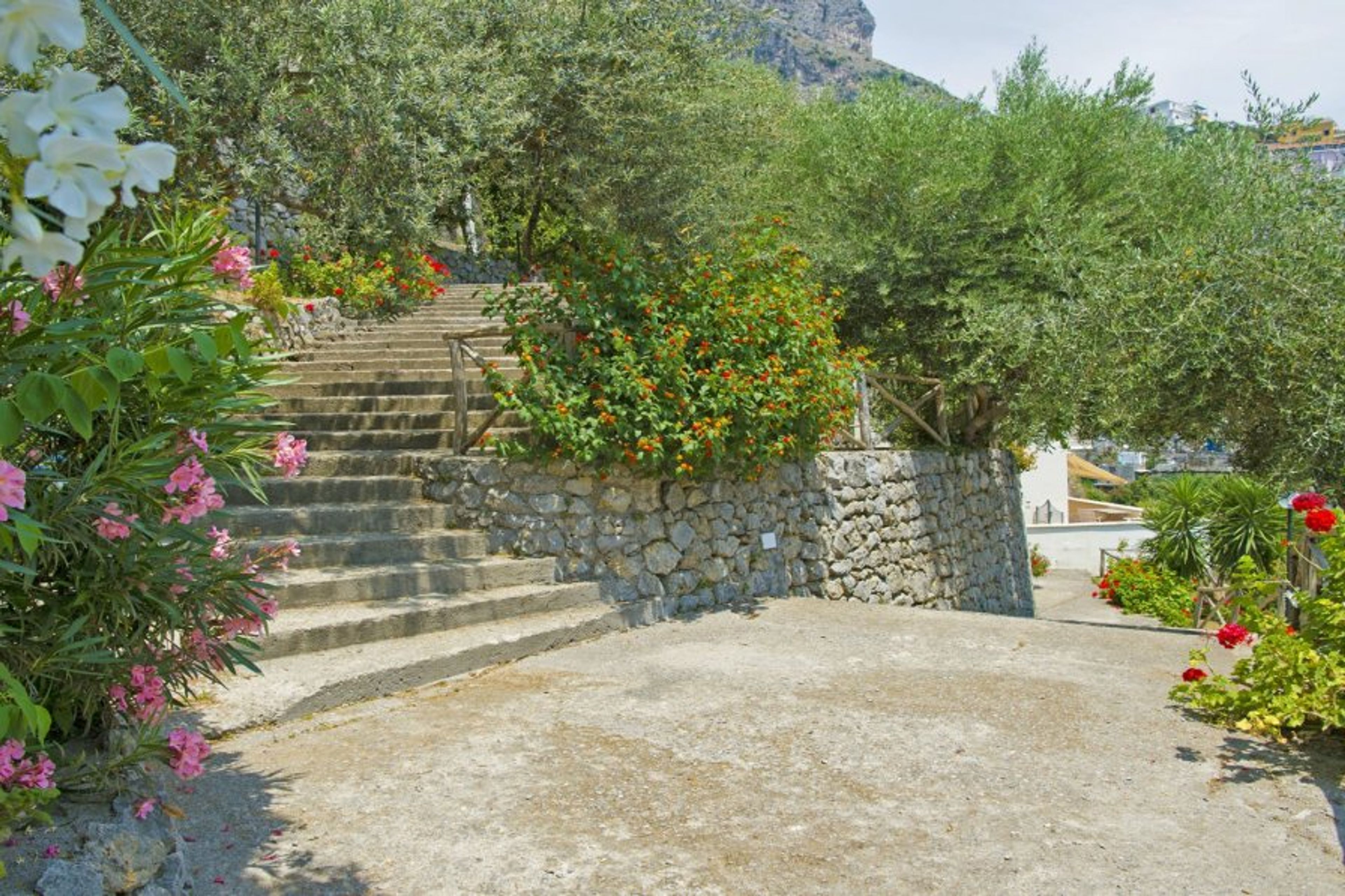 Il Mare (03) Access path along the garden