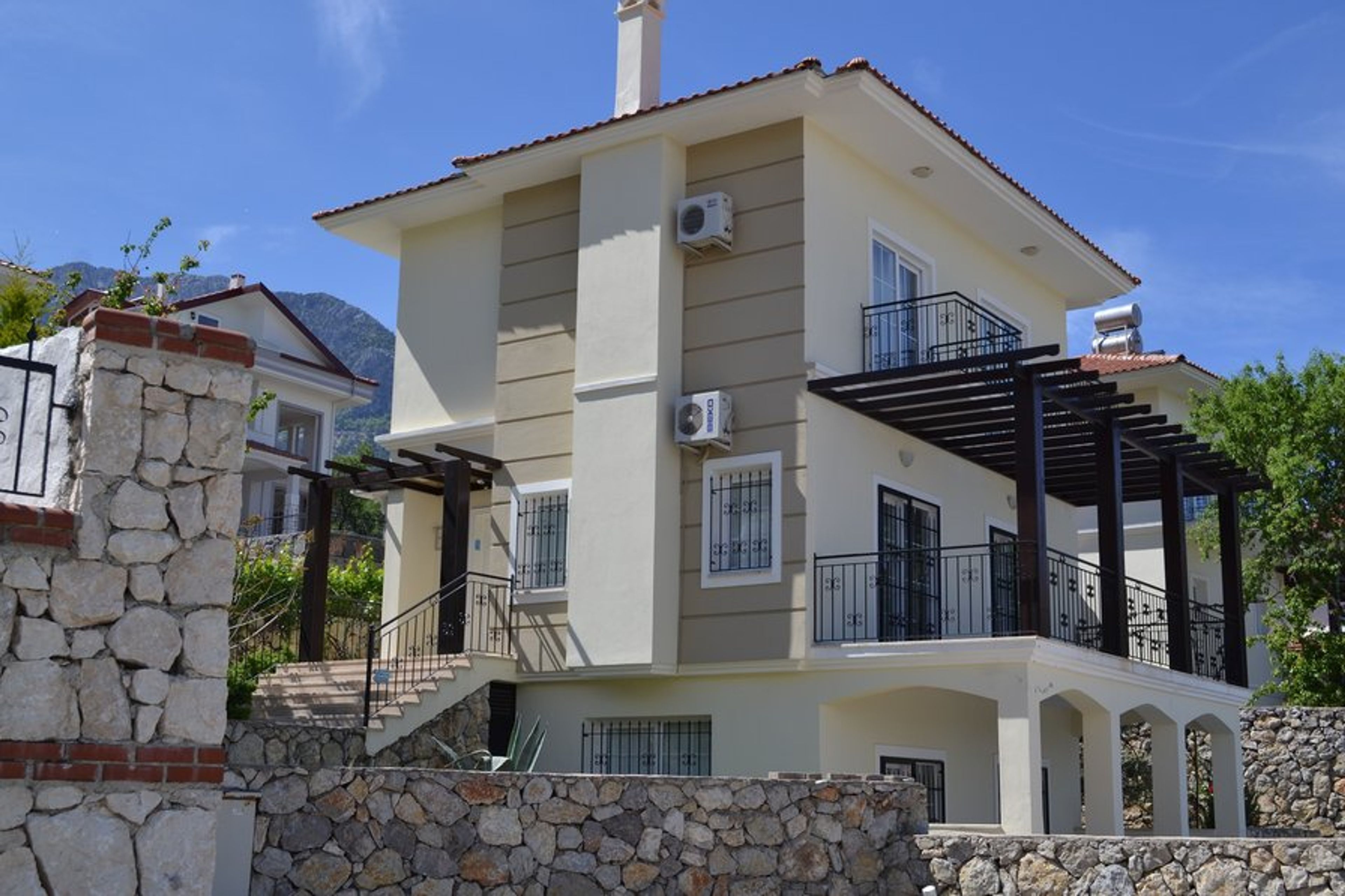 Akaysa villa off-road parking