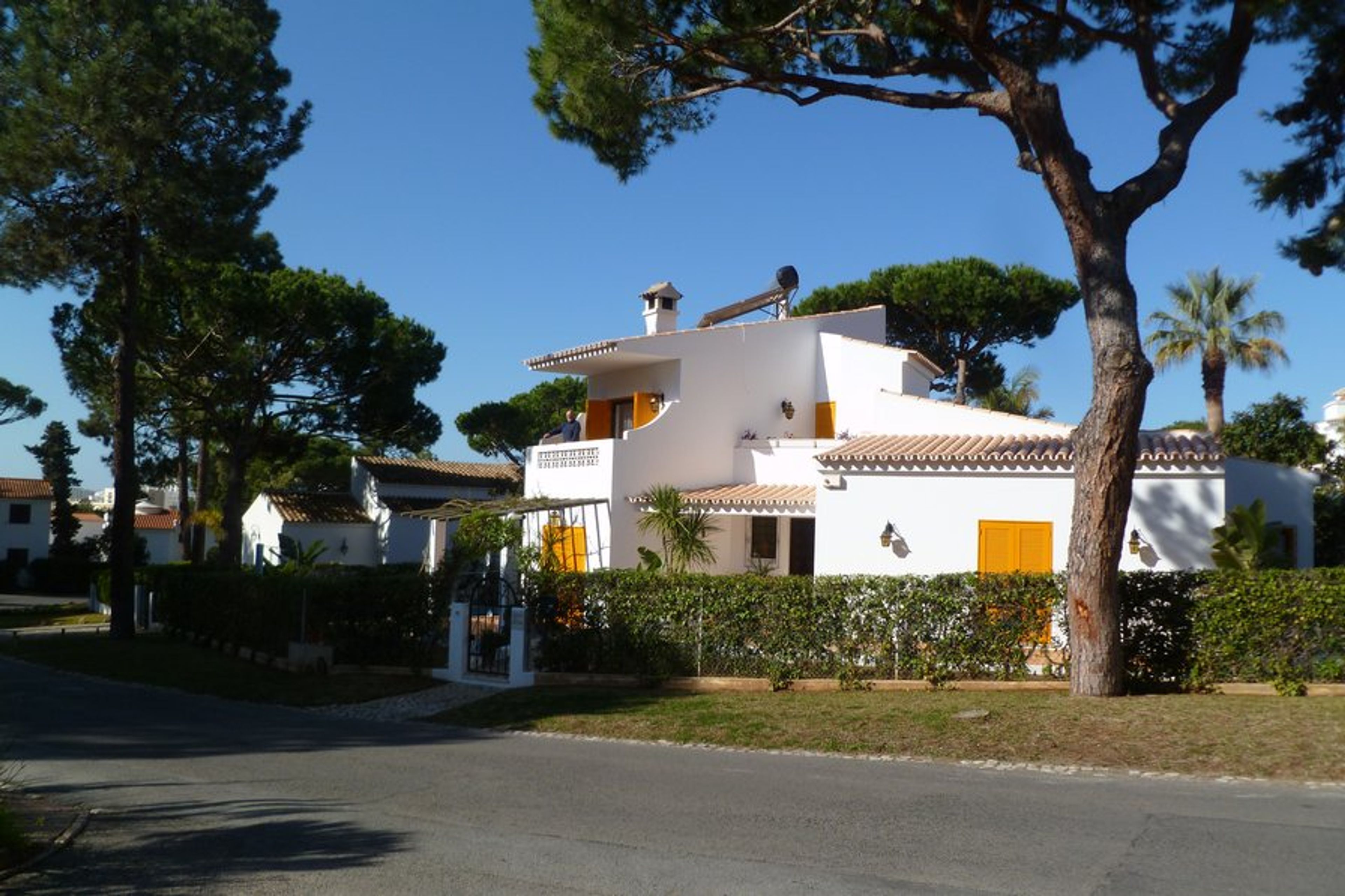 Front of the Vila and Rua Caminho das Andorinhas.