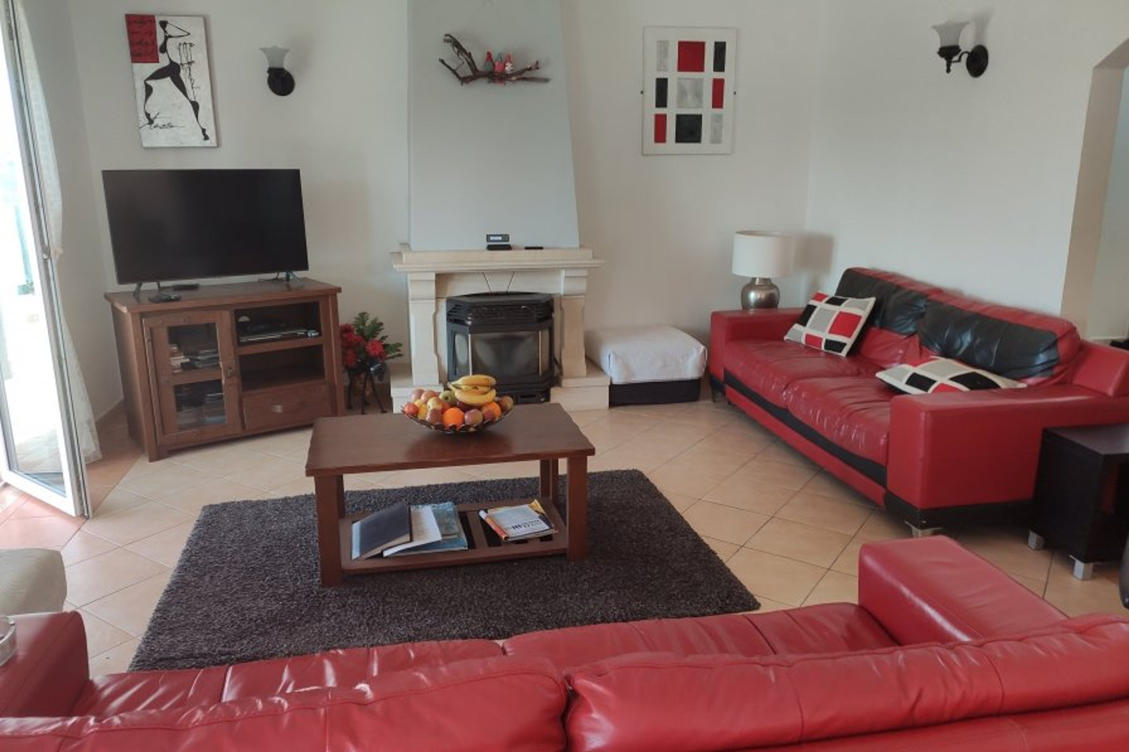 spacious lounge, seats 9/10