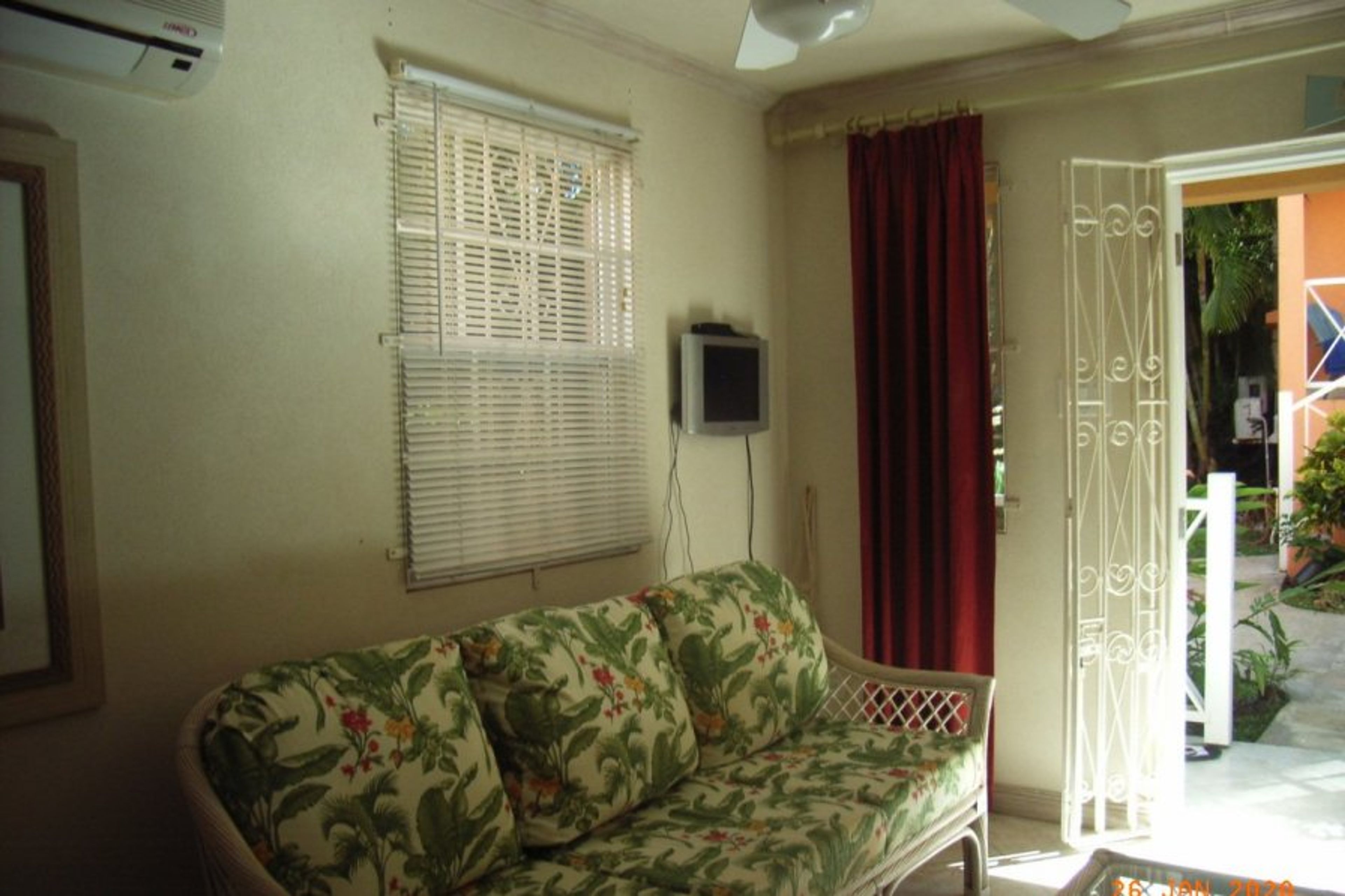 Entrance / Lounge / DVD