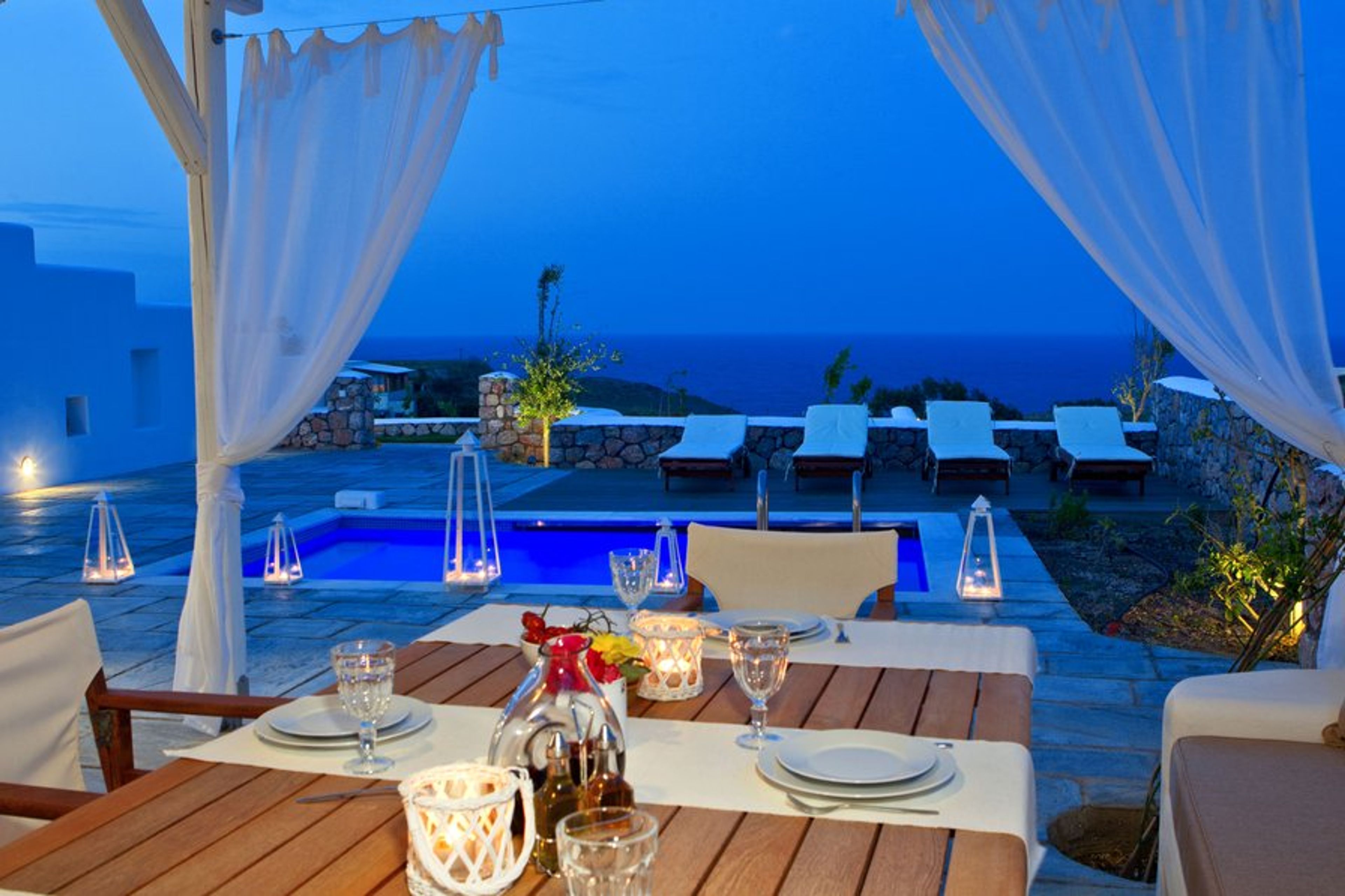 Levantes Guesthouse - Dinner by the pool