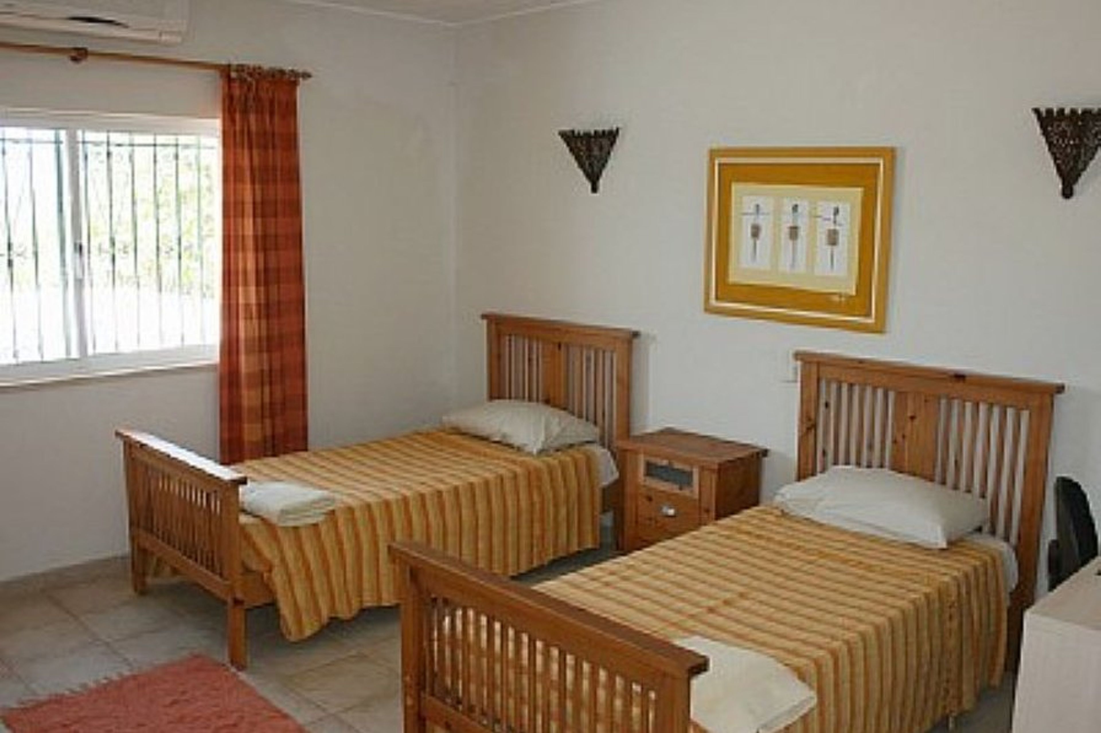 Bedroom with 3 single beds