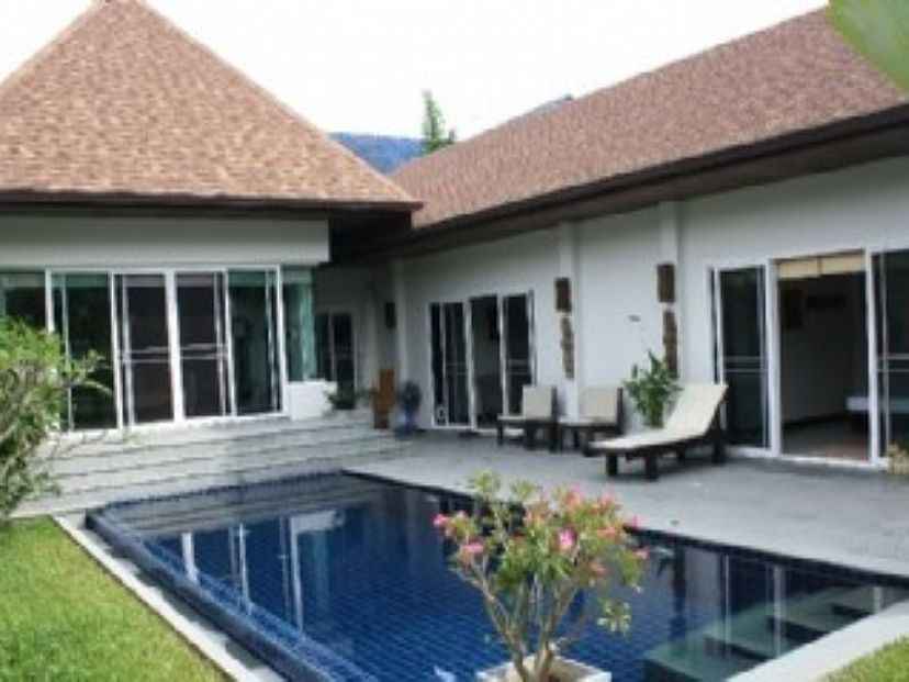 Villa in Phuket, Thailand: Villa and pool