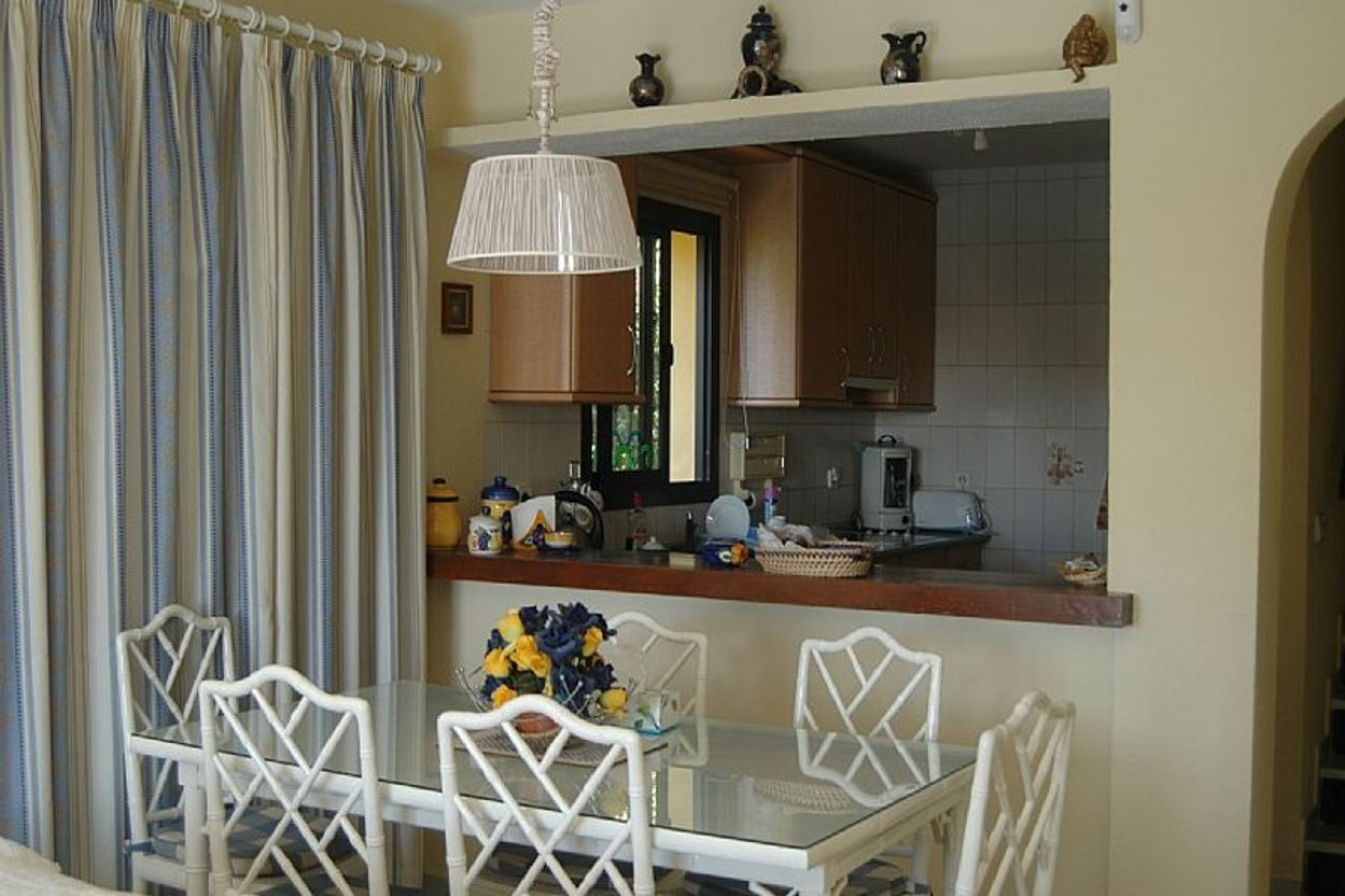 Dining area & kitchen