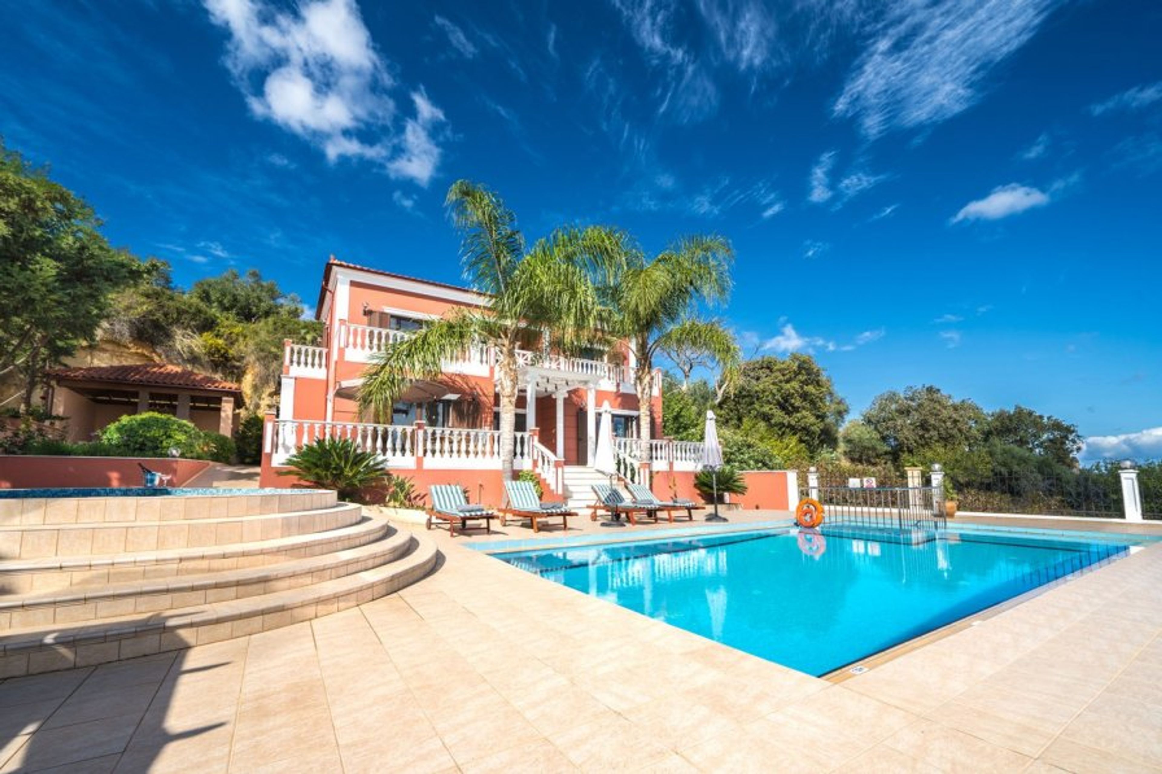 Iro Royal villa in west Chania: amazing seaviews, pool and Jacuzzi