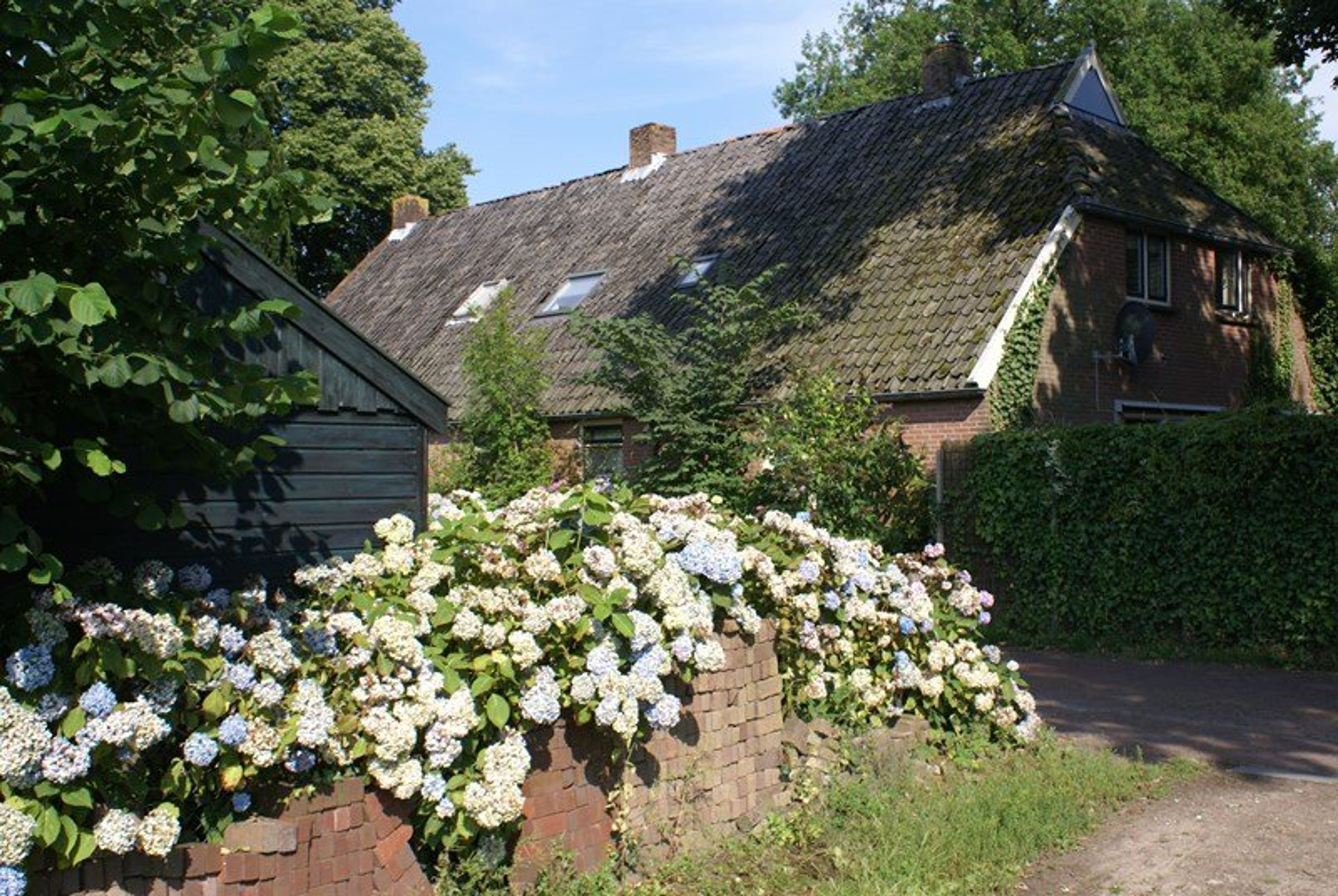 'Under the Oaks' - a farmhouse from 1836