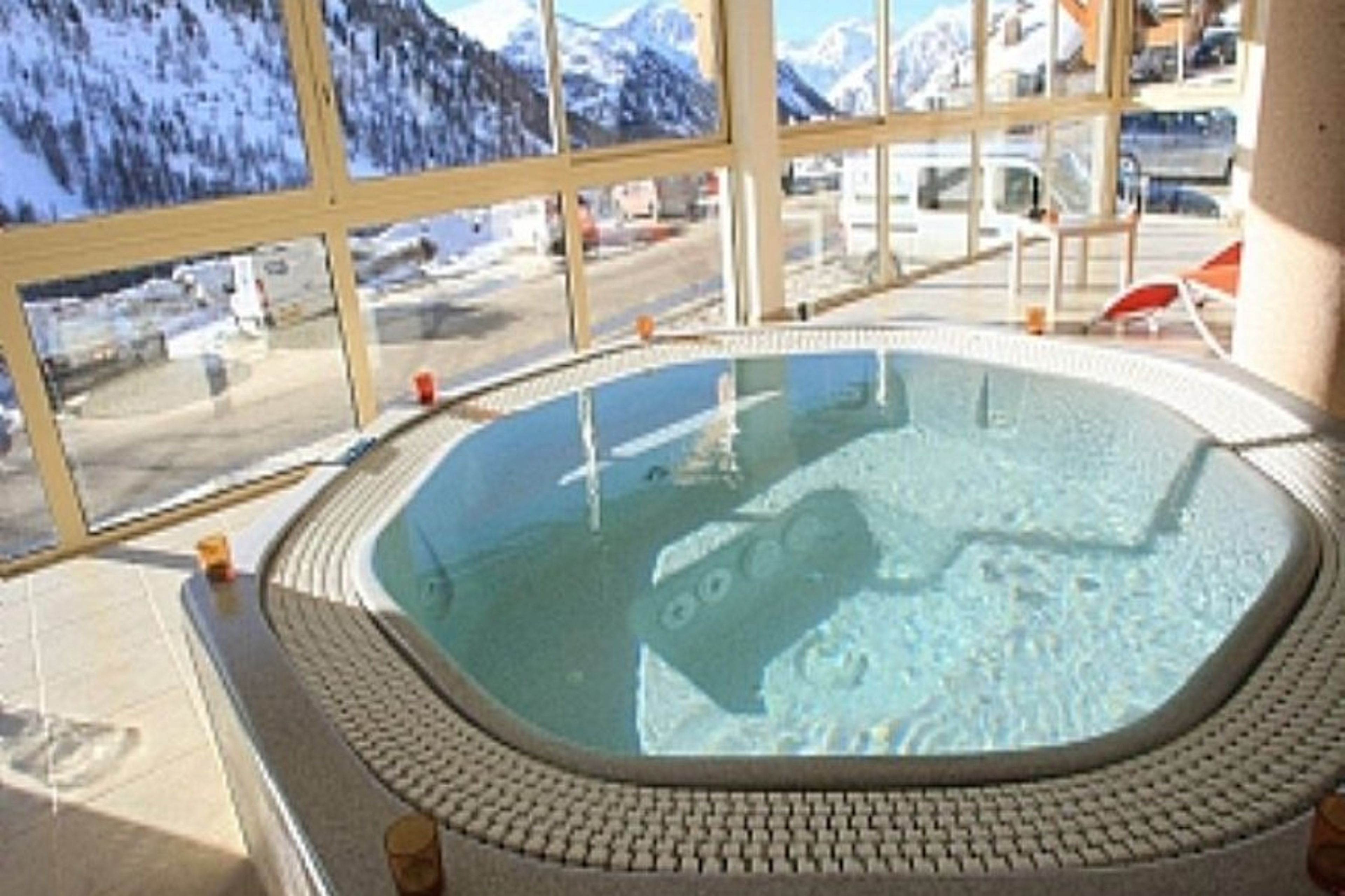 The jacuzzi in the spa with amazing mountain views