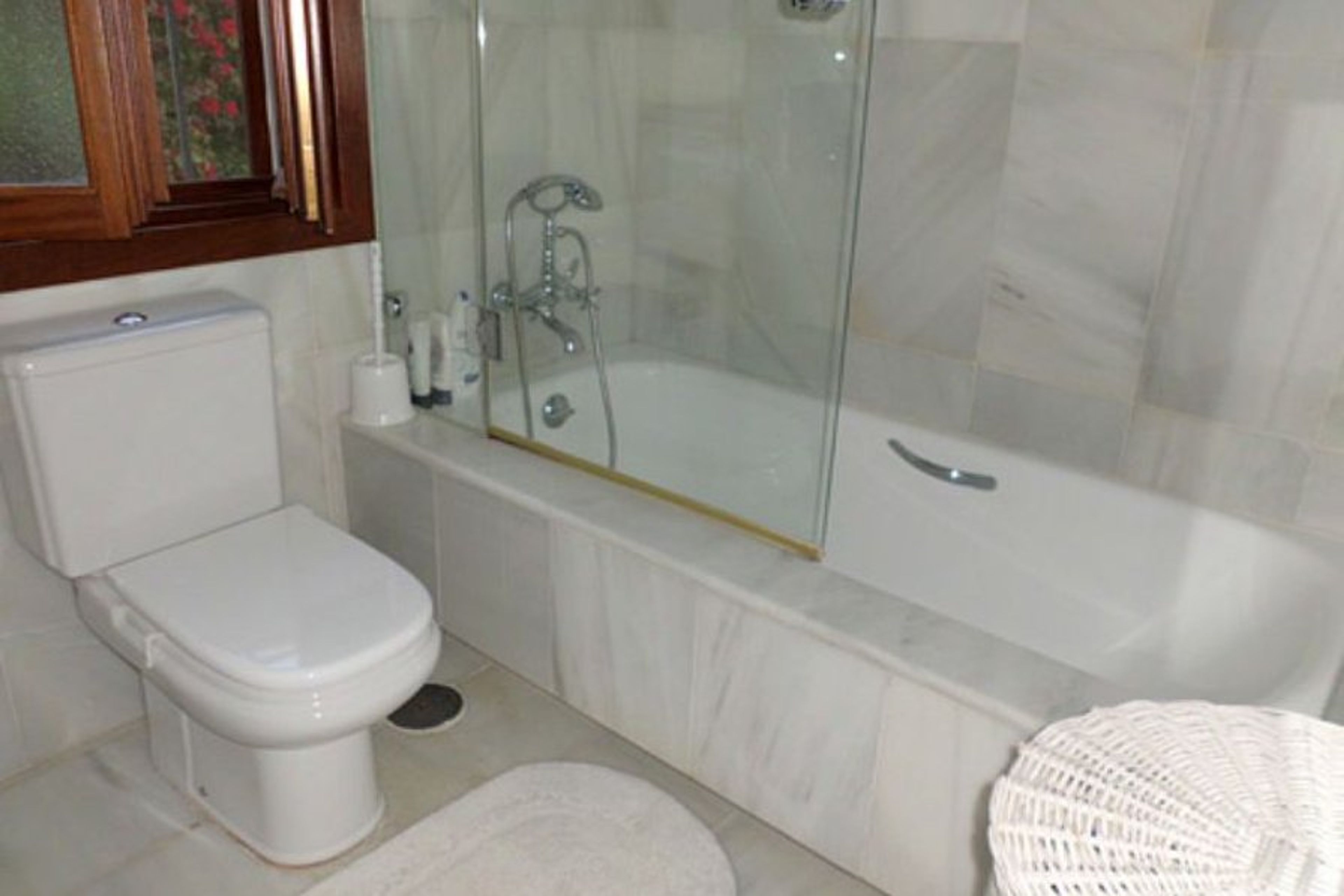 1st bathroom en-suite