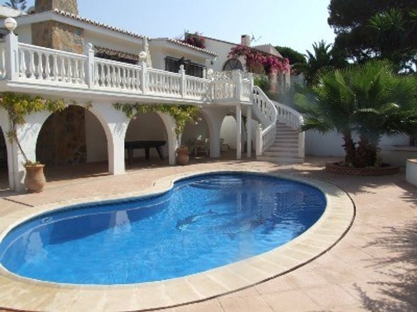 Villa in Miraflores, Spain: Pool area.