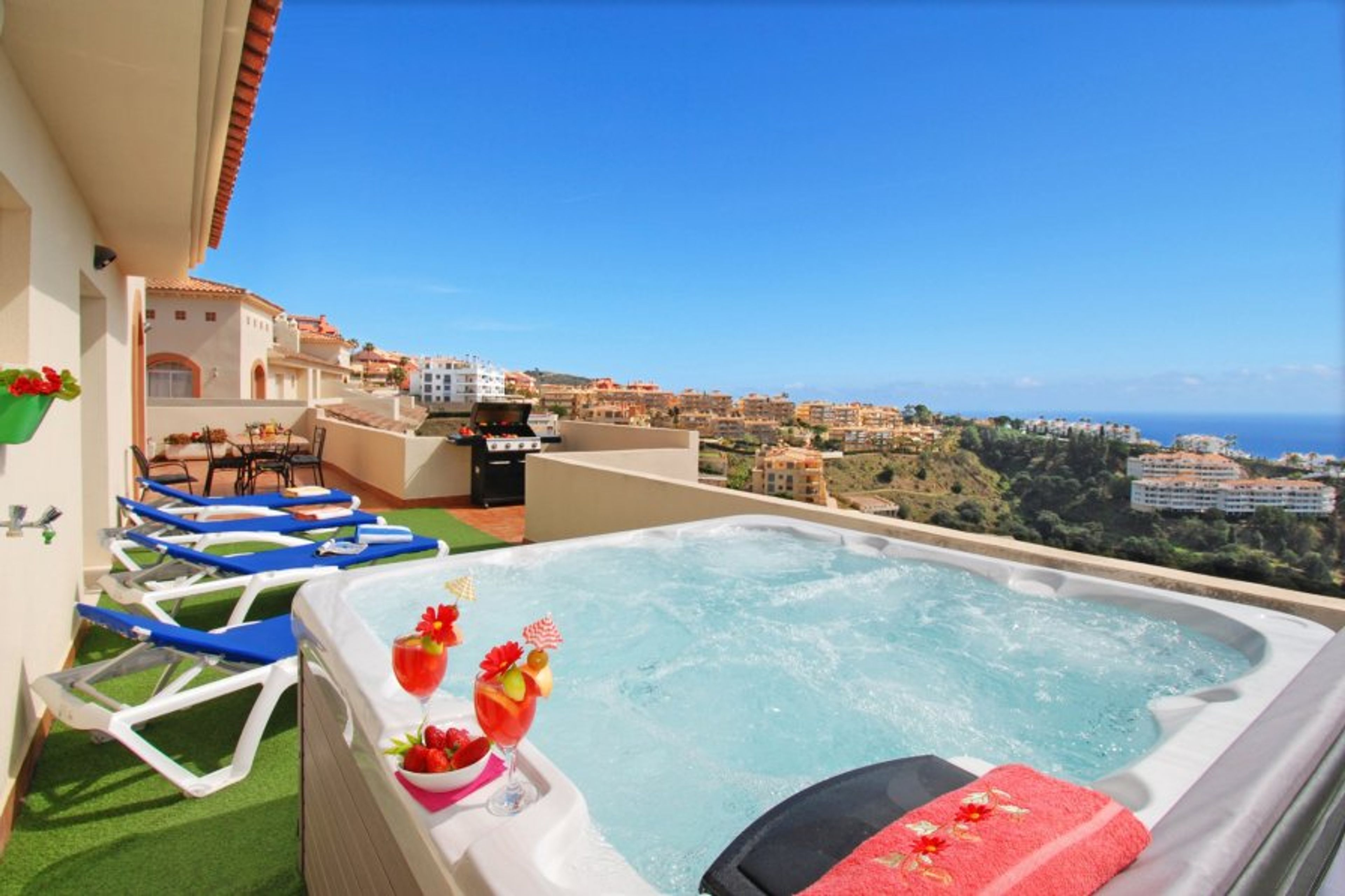 Stunning penthouse with private jacuzzi, wifi, bbq, communal pool and 