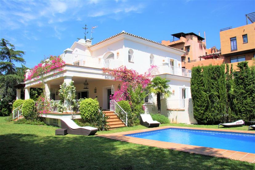 Villa in Spain, Estepona: Stunning villa with large gardens and swimming poo