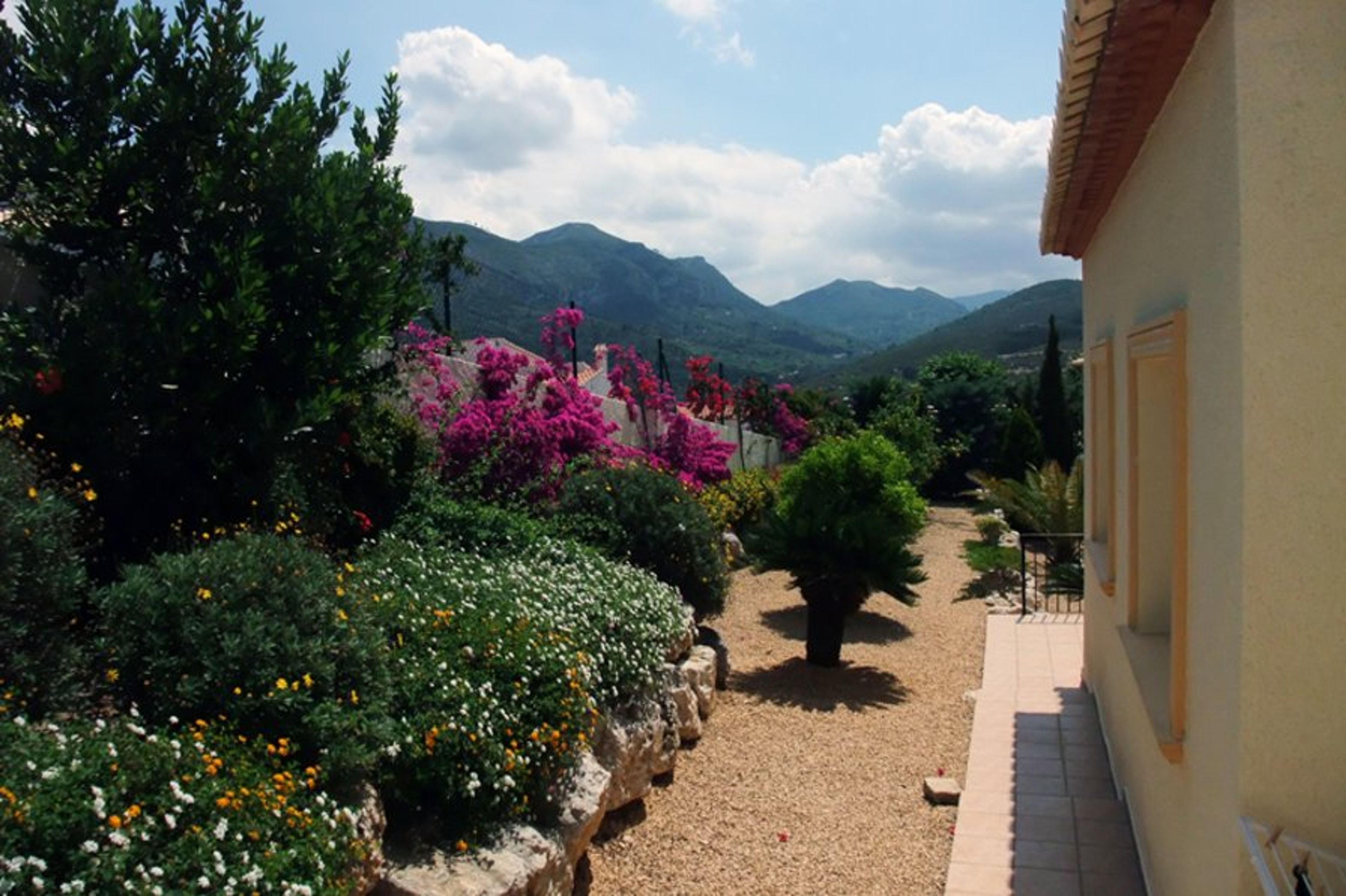 Front garden with mountain views